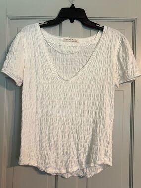 We The Free Large White Crinkled V-Neck Short Sleeve Tee